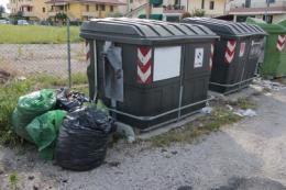 Abbandona un sacchetto di rifiuti: 500 euro di multa