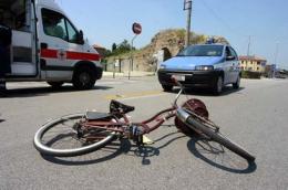 Schianto con l'auto, profugo in bici fa un volo di 20 metri