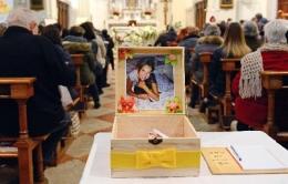 L'ultimo saluto a Giulia: "Asciugaci le lacrime"