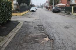 In Tassina, i marciapiedi cadono a pezzi