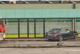 Auto abbatte recinzione e si schianta contro il discount