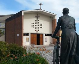 Taglio di Donada, pallonate contro la porta della chiesa