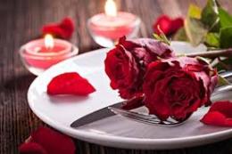 Cena romantica fai da te: lume di candela, pesce e bollicine