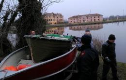 Pesca di frodo, sequestrati 700 metri di reti e una barca lungo l'Adigetto