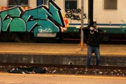 "Mi laureo", ma non era vero. Poi si getta sotto al treno