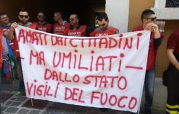 Vigili del fuoco, eroi di tutti i giorni con mezzi antidiluviani