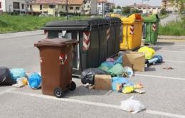 Rifiuti accatastati a due passi dal parco giochi