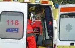 Soccorrono un anziano, ma gli cade dalla barella 