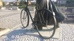 La statua di don Dordi finisce ancora nel mirino