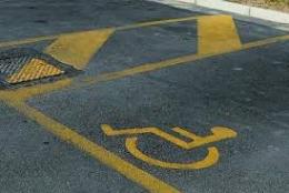 Sul posteggio dei disabili con il cartellino di una parente morta