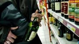 Smascherato il ladro di liquori, a inchiodarlo i video di sorveglianza