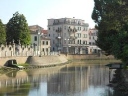 Piccoli teppisti in centro, zuffa con un residente