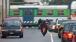 Passaggio a livello in tilt, pericoli a disagi per treni e automobili