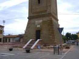 I teppisti imbrattano il campanile, scritte e simboli sul basamento