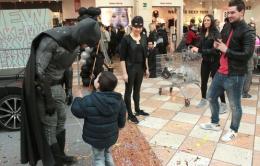 Batman piomba alla "Fattoria" per la gioia di grandi e piccini