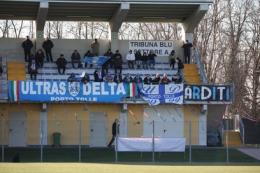 Tifosi del Delta picchiati e rapinati della sciarpa, indagati 5 ultrà dell'Adriese