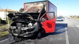 A fuoco un furgone del corriere Bartolini