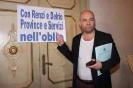 Il presidente della Provincia in canottiera contro i tagli