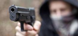 Con la pistola in gioielleria: addio a 100mila euro di oro