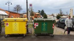 I disabili non possono parcheggiare perché ci sono i cassonetti
