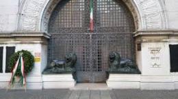 Vietato sedersi sui leoni, scatta la protesta ironica degli adriesi