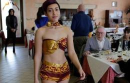 La modella fa lo strip e resta col bikini ricavato dalla bandiera di San Marco  