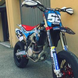 Giovane pilota appiedato, i ladri gli rubano la moto