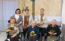 Primule e auguri alle anziane della struttura "Andrea Danielato"