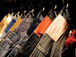 I ladri ripuliscono lo spaccio di jeans, un colpo da capogiro