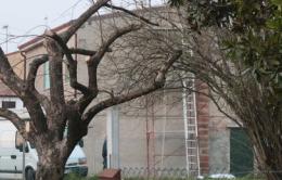 Cade dal tetto, muore un 69enne