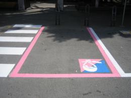 Donna incinta parcheggia sulle strisce rosa, ma si becca una multa
