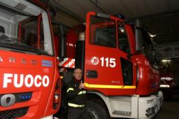 Incendio notturno nel condominio, cinque persone in ospedale