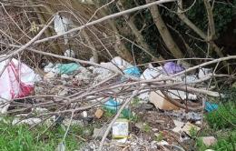 Discarica a cielo aperto sull'argine del Po