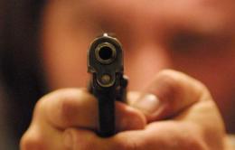 Minaccia di morte l’ex fidanzata con una pistola giocattolo
