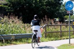 Pattinatori abusivi in pista ciclabile, scoppia la lite