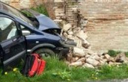 Schianto sul muro con l'auto: ferite, ma salve per miracolo