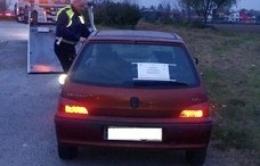 La polizia locale trova una targa contraffatta