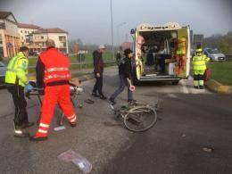 Auto contro bici nella rotatoria delle polemiche