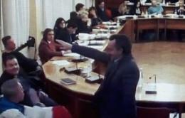 Il saluto romano in consiglio comunale finisce in questura