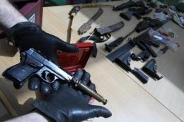 Pistole, fucili e carabine: stroncato enorme traffico di armi