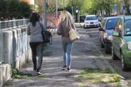 Voragine sul marciapiede: donna cade e chiede i danni 