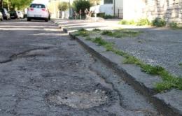 Buche e marciapiedi distrutti: "Via Volta è una schifezza"