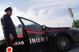 Si schianta contro una casa e fugge. Ma poi ci ripensa
