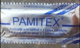 Altro che caramelle, dai carri allegorici lanciano preservativi