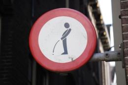 Adria, vernice anti-pipì contro i teppisti del week end