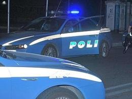 Ladri forzano le serrature delle auto e poi scappano in bicicletta