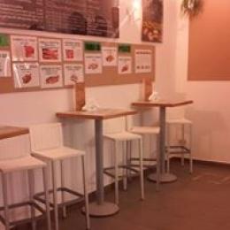 Ai ladri fanno gola anche sedie e tavolini, colpita una piadineria