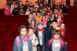 I bambini riempiono il teatro Sociale