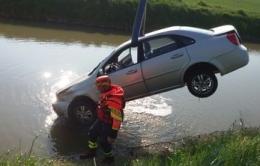 Finisce nel canale, salvata dalle acque