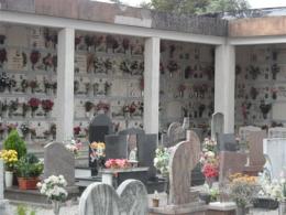 Visita la tomba dei genitori e la trova sfregiata